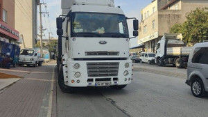 Geri geri gelen tır otomobile böyle çarptı